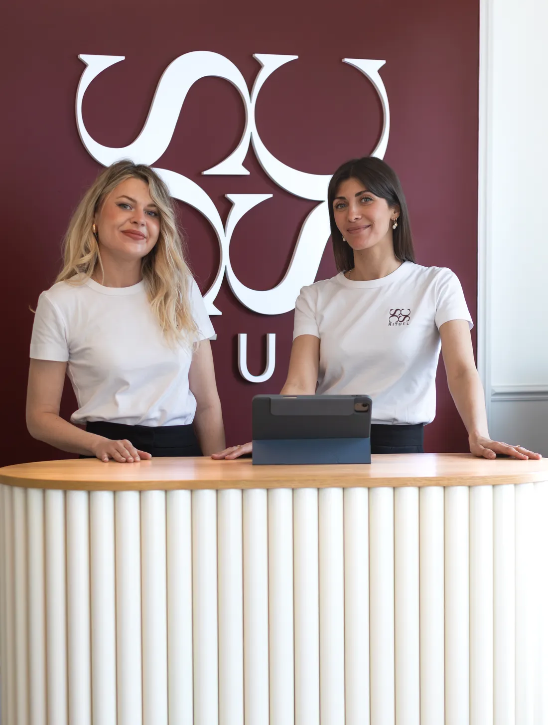 Sarah et Chloé, fondatrices de SC RITUEL, à l’accueil de l’institut à Beaune